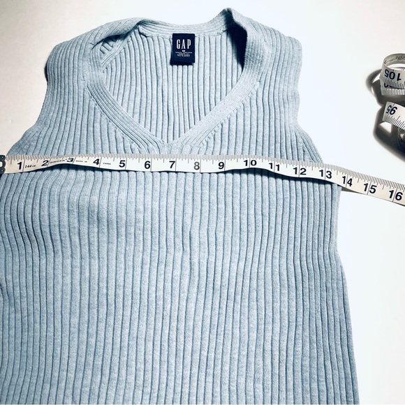 Gap, sleeveless sweater, V-neck size medium. - Picture 5 of 10